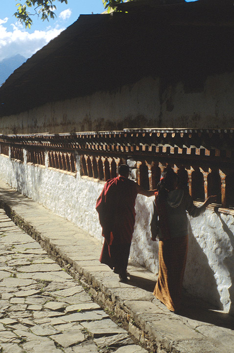 b_641l paro vert.jpg - Bhoutan - Jomolhari, entre Drukgyel Dzong et le 1er bivouac le rite de passage devant les moulins à prière